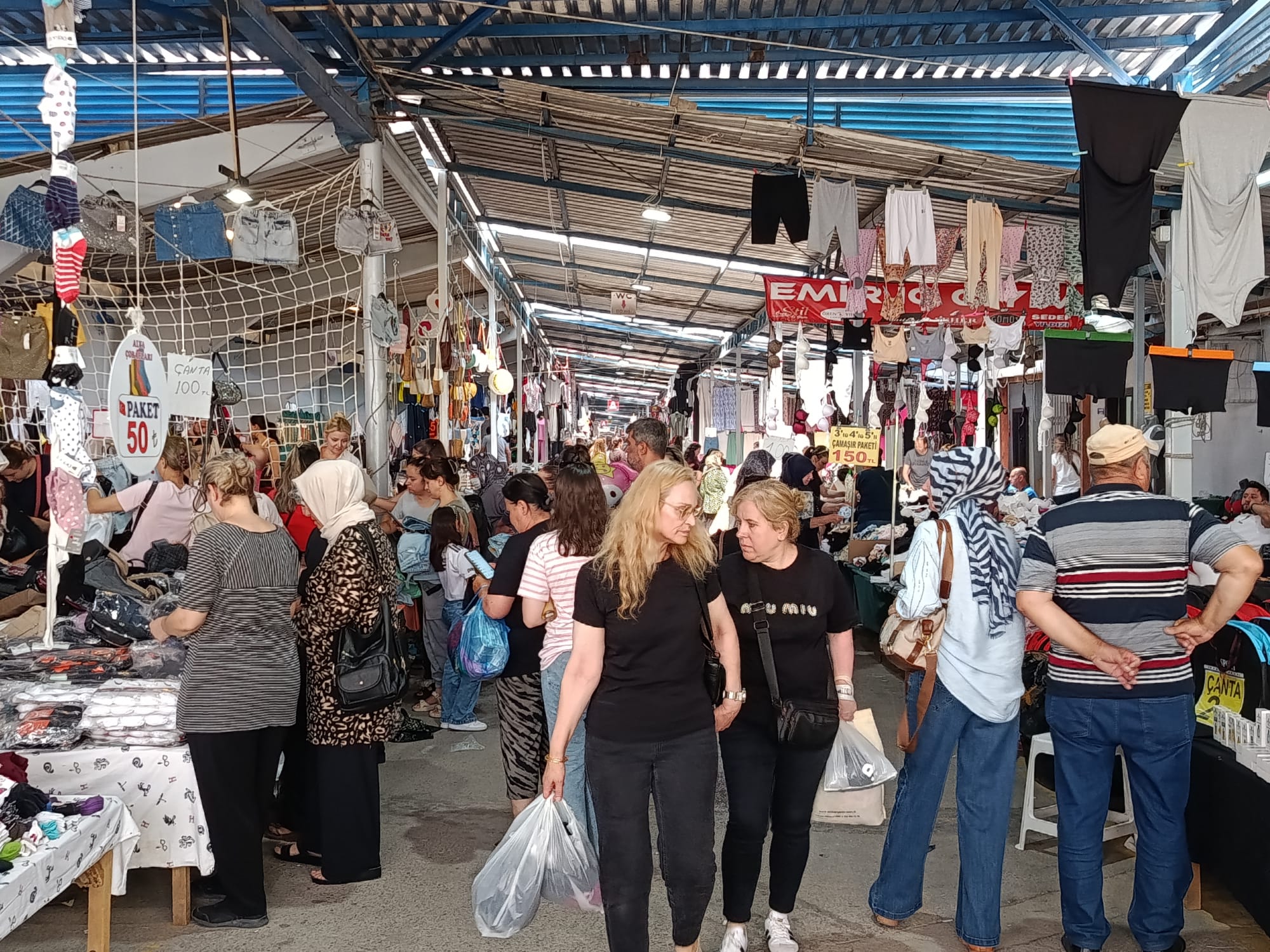 Edirne’de her hafta cuma günü kurulan ve kentin en önemli ticari noktalarından biri olan geleneksel Balkan Pazarı, bu hafta da en yoğun günlerinden birini yaşadı.